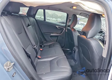 2018 Volvo V60 Cross Country Premier z USA, uszkodzony, nr VIN YV440MWK2J2056252